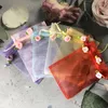 Emballage cadeau 10 pièces/ensemble sacs en maille de bonbons colorés avec fleurs pochettes en Organza de taille multiple stockage pour bijoux boucles d'oreilles emballage d'affichage