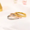 Anneaux de bande de luxe de bijoux de bijoux anneaux pour femmes Charms Love trois en un mariage 18k plaquette en acier inoxydable anneau fin doigt fin en relief s