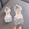 Buty Baby Summer Princess Rhinestones Bow 2023 Girls Party Buty Dzieci Kolorowe cekiny płaskie obcasy Sandały P230314