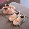 First Walkers Autumn Fashion Soft Love Knitted Toddler Sneakers Tacchi piatti Comode ventilazione antiscivolo Appartamenti per il tempo libero Scarpe da bambina 230314