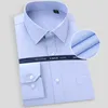 メンズカジュアルシャツ高品質の非復興男性ドレス長袖シャツソリッドオスプラスサイズレギュラーフィットストライプビジネスシャツホワイトブルー230314