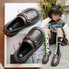 Platta skor 2022 Spring New Girls British Boys Leather Shoes Barn Soft Mary Janes Metal Kids Fashion Casual Solid Black Slip-On Loafers P230314