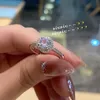 Moda di San Valentino a sei artigli intarsiato anello di diamanti flash leggero proposta di temperamento di lusso anello femminile ancoraggio stessi accessori