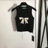 23SS Women Designer T Shirts Vest Knits T -shit met brief Bow broche Crop tops Summer Runway high -end aangepaste luxe merk stretch mouwloze camisole jumper -pullover