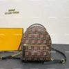 Mini sacs en cuir marron gaufré Lady Vintage Designer sac à dos peut être transporté facilement sur l'épaule grâce à deux bretelles fines réglables en cuir