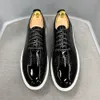 Lyxiga mäns casual skor svart äkta patentläder märke design hög kvalitet snörning lägenheter italienska sneaker skor för män