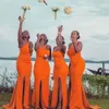 Brudtärna klänningar sjöjungfru trumpet ärmlös formell elastisk satin ny prom party klänning för bröllop anpassad plus storlek blixtlås snörning upp en axel split fram/sida