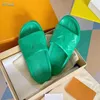 Classic Designer Men Women Slippers Couples Fashion Embossed Slippers Luxury Green Soft Sole Non-slip Outdoor Beach Sandals Daily Casual