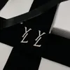 クリスタルラグジュアリーデザイナーのためのティーンガールズスタッドぶら下がった文字形状イヤリング合金シンプルアイスアウトユニークなオハイリング女性イヤリングファッションカップルZB033 E23