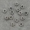 Spacer lösa pärlor tibetansk legeringskulkul Daisy Butterfly Flower Animal Mini Snowflake för DIY -smycken Making M2 500st