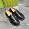 Toários de grife de designer tênis feminino tênis pequenos mocassins de abelha de borracha preta de couro brilhante tênis de cabeça redonda grossa