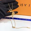 CGW5 Pendant Neckor Luxury Clover Fashion 18K Gold Plated Halsband Populära varumärkes smycken Tillbehör Utsökt designgåva för kvinnor