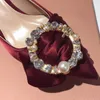 2023 платья семейная женские женские туфли новая сеть красная бриллиант заостренная жемчужная пряжка неглубокая рот тонкий каблук все сезоны универсальная свадебная обувь