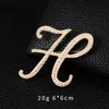 Merk 26 Eerste letters A tot Z Crystal Rhinestones Diy Broche Pins in Gold Poled Pins Sweater Coat Clothing Accessoires