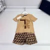 Conjunto de shorts de camiseta infantil de marca 23ss para meninos estampa de flanela manga curta estampa completa com logotipo de letra shorts de duas peças roupas infantis a1