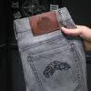 Mäns jeans designer herr byxor designer jeans medusa broderade rak ben stilfulla lösa mens shorts lyxig avslappnad blixtlåsåtkomst kontroll tvättbanor syqk