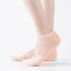 Спортивные носки Женщины высококачественная йога против скольжения за демпфирующим пилатесским балет Хорошая хватка для леди сплошной хлопковой смесь 33
