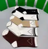 Chaussettes en forme d'échiquier vert et marron pour femmes, chaussettes tubulaires à carreaux, personnage haut de gamme, marque triangulaire, tendance