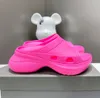 Nouveau Femmes Designer Croc Sandale En Caoutchouc Pantoufle Piscine Femmes Plate-Forme Mousse Sandales Talon Plat Multicolore Mode D'été En Plein Air Tongs Semelle Épaisse Chaussures Taille 35-42