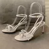 Designers de alta qualidade Os saltos de sandálias de sandálias novas Crystra Buckle Party Vestre Sapatos de noiva Sexy Back Strap 100% Couro Sandália