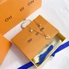 Designer smycken halsband lyxbrev hänge halsband charmig feminin stil långkedja klassisk premium populärt märke vald kvalitet gåva 18k guld pläterad