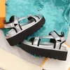 Tasarımcılar Kadın Sandalet Havuz Yastığı Konforu Sandal Hook Döngü Darlatıcı Platformu Katır Buzağı Kauçuk Terlik