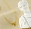 Collana con iniziale cuore delicato Collane con pendente a lettera con catena a forma di serpente placcata in oro 18 carati in acciaio inossidabile per donna