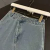Spódnice Projektant 2023 Lato Nowy haftowany dżinsowy pół ciała spódnica z wysokim talią moda moda moda kodowate włosy K160 v6YN