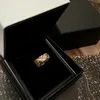 Projektanci luksusu pierścionka z pełnym diamentowym pierścionkiem zaręczynowym dla kobiet mody para biżuterii list podtrzymujący złoto i srebrny pierścień rombowy
