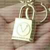 2023 Toppkvalitet Fashion Metal Keychain Key Buckle Letters SS23 Bildesign Handgjorda läder Elektroniska plånböcker Key Car Keychains Män Kvinnor väska hängsmycken