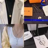 Collares de colgantes de lujo calientes Collar collar de oro Joyas de diseñador de diseñador Accesorios de cadena larga para mujeres Diseño de regalo de regalo Viajes Viajes