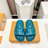 2023 Pantofole di lusso sexy da donna di design di qualità AA Piattaforma per il tempo libero Sandali da spiaggia piatti larghi estivi Taglia 35-45 Con scatola unisex