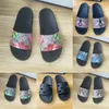 Designer Slides Herr Dam Tofflor Sommar Sandaler Strand Slide Platt plattform Dam Sandali Badrum Hem Skor Flip Flops Randig Causal Tofflor