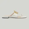 Chinelos de couro da moda 2023ss feminino sandálias planas de piscina chinelos de praia com ferragens douradas
