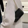 Svart kvinnors väska axelväska crossbody väska klaffväska underarmsäck handväska mode gata retro mångsidig kedja storlek 20 cm