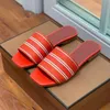 Chinelos de praia Clássicos Salto plano Verão Preguiçoso Designer de moda Tecido Pingente mules flops de couro feminino Slides sapatos femininos Banho de hotel Sandálias femininas sexy Tamanho grande