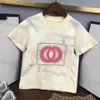 Lyxdesigner Kläder Set barn T-shirt Mjölkgul monogram shortst mode Brittiskt modemärke sommar barnskatter och flickor bomull i två delar