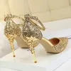 Kledingschoenen sexy vrouwen laag 7,5 cm 9,5 cm hoge hakken sandalen bruiloft scarpins metalen hakken sandalen band stiletto bruids glitter gouden pompen 230316