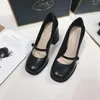 Chaussures de robe 2023 Marque Bouche peu profonde Couche à bout unique en cuir épais talon haut plate-forme imperméable tête ronde avec pompes pour femmes