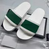 Projektantki Kapcia Mężczyźni Slajdy Przesuwane skórzane gumowe sandały Buty Platforma Modna Slipper w paski z oryginalnym pudełkiem 35-48