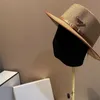 Kvinnor hink hatt herrar halm brimta sol hattar designers lyxbrev p sunhats strand kepsar män kvinnor klassisk motorhuv