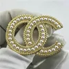 Spille da bavero Donne di lusso Marca Lettera Spille Placcato oro 18 carati Broche Gioielli con strass Designer Spilla Fascino Perla Pin Uomo Spille Regalo per feste