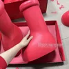 2023 Big Red Boot Mens Mens Lomens Designer MSCHF Толстая нижняя резиновая плоская платформа дождь дождь Негабаритные ботинки Rainboots Большой размер