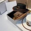 Kvinnor hink hatt herrar halm brimta sol hattar designers lyxbrev p sunhats strand kepsar män kvinnor klassisk motorhuv