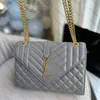 V-formad quiltad väska kvinnor crossbody väskor berömda klassisk designer messenger lady cross body väskor handväska kvinnlig tote satchel handväska svart guld silver kedja plånbok