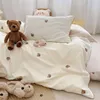 Наборы постельных принадлежностей 3PCS Baby Boys Bedding Set Set Mear Вышитые кроватки для кроватки набор хлопка корейские детские постельные принадлежности подмолочное покрытие.