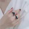 Czarny trójkąt kształt delikatny designerski pierścień grube błyszczące litery szkliwa wzór charakterystyczny luksusowy pierścień srebrny pierścionek zaręczynowy moda