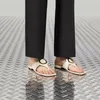 Chinelos de couro da moda 2023ss feminino sandálias planas de piscina chinelos de praia com ferragens douradas