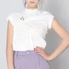 Kvinnors polos koreansk version av lös fast färg all-match liten väst 2023 rund hals ärmlös u-formad brosch veckade t-shirt kvinnor
