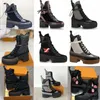 2023 Women Snow Boots Martin Desert Boot Flamingos Love Arrow Medal Ieather Corres Huck Duty Soleswinter Shoes NO013